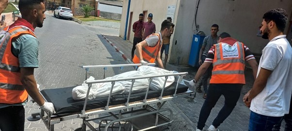 استشهاد مسنّة فلسطينية في استهداف سيارة ووضع طبيّ حاسم في غزة خلال ساعات