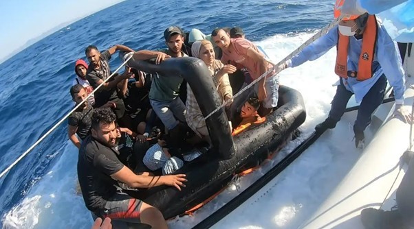 بعد إعادة 21 فلسطينياً عبر مركب.. مرصد يوناني يندد بانتهاكات خفر السواحل