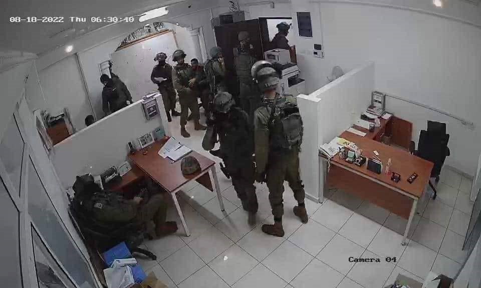 الاحتلال يقتحم ويغلق 7 مؤسسات حقوقية فلسطينية في رام الله