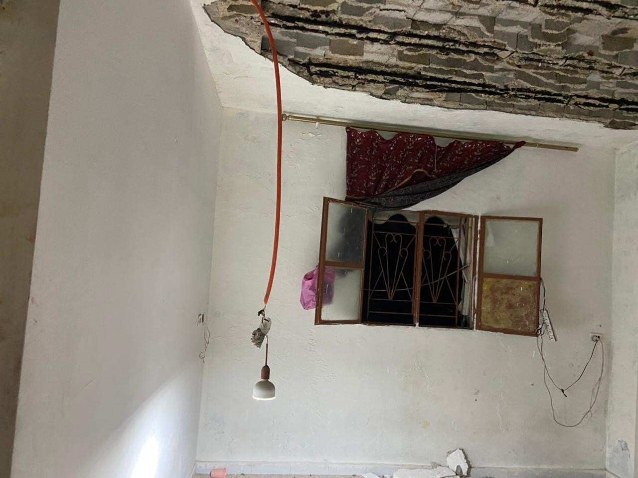 3 إصابات بينهما طفلان في انهيار سقف منزل في مخيّم شاتيلا