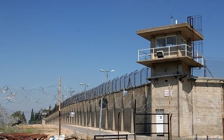 سلطات سجون الاحتلال تستنفر ضد الأسرى وتحذير من اعتداءات