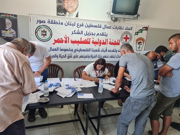 دعم مالي من الصليب الأحمر الدولي لصيادي الأسماك الفلسطينيين في مخيم الرشيدية