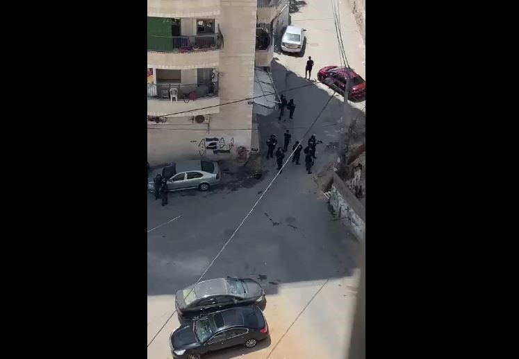 الاحتلال يعتقل عدداً من العمال في مخيم شعفاط