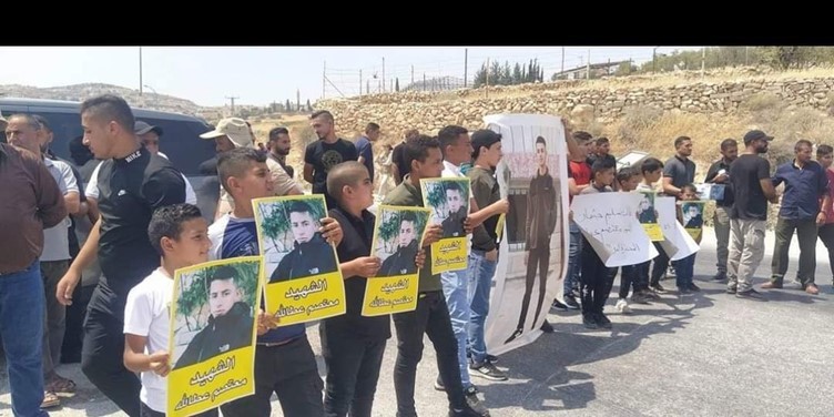 وقفة شرق بيت لحم للمطالبة بالإفراج عن جثمان الشهيد معتصم عطا الله
