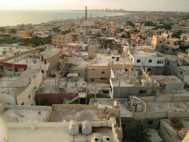 رغم إزالة أعمدة منزلها.. الأمن اللبناني يواصل احتجاز لاجئة من مخيم البص بتهمة بناء منزل
