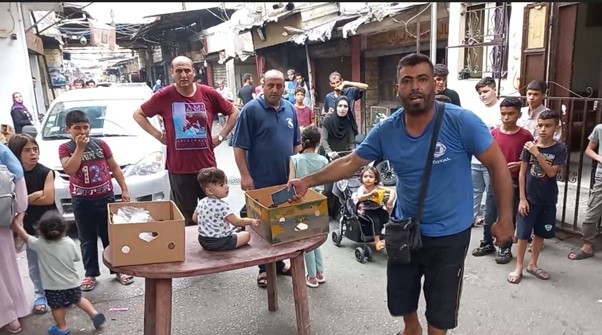 لاجئ فلسطيني يغلق شارعاً في عين الحلوة احتجاجاً على عدم استقبال ابنه في المستشفيات