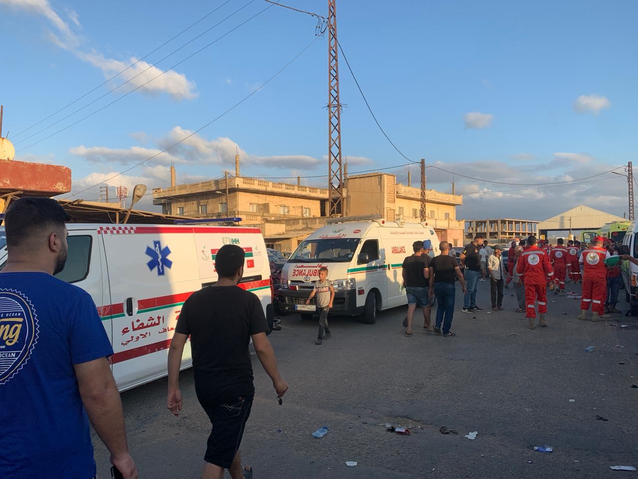 مخيم نهر البارد يتسلم جثماني ضحيتين غرقا في حادثة القارب المنكوب قبالة سوريا