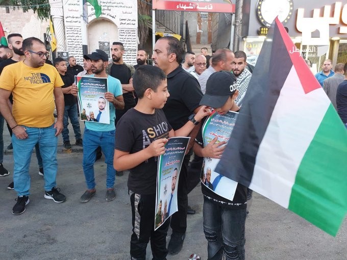 وقفة في مخيم قلنديا تنديداً باستمرار احتجاز جثمان الشهيد محمد شحام