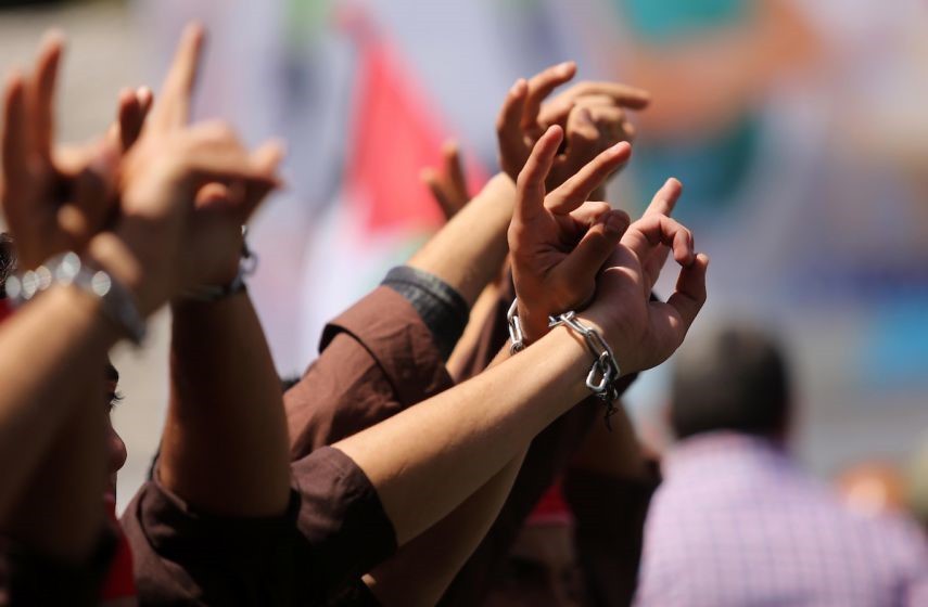 الأسرى ينتصرون على إدارة سجون الاحتلال ويوقفون خطوة الإضراب