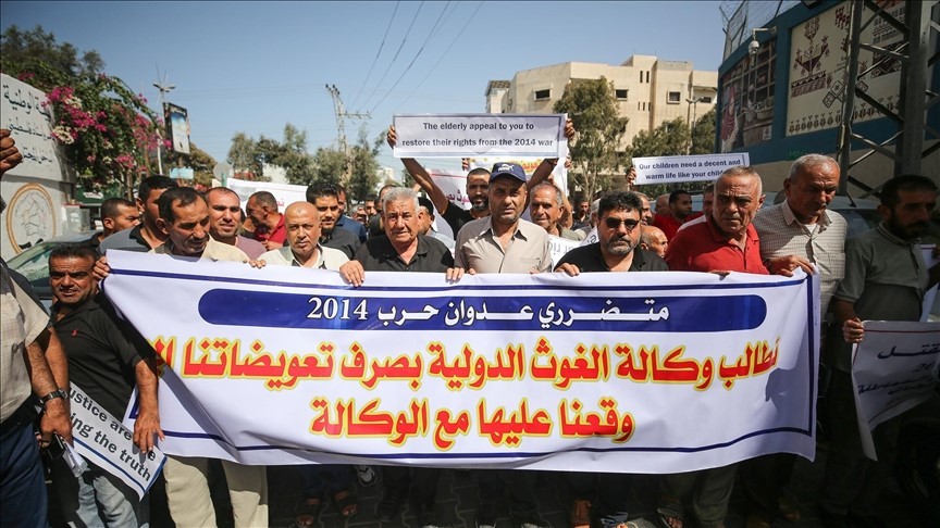 رفضاً للتسويف.. متضررو عدوان 2014 يتظاهرون أمام "أونروا" بغزة