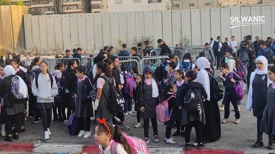 الاحتلال يعرقل وصول طلبة مخيم شعفاط إلى مدارسهم