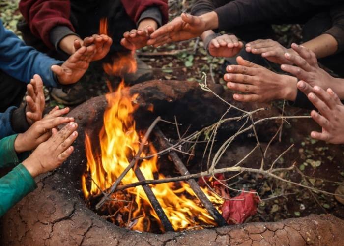العائلات الفلسطينية في الشمال السوري عاجزة عن تأمين التدفئة