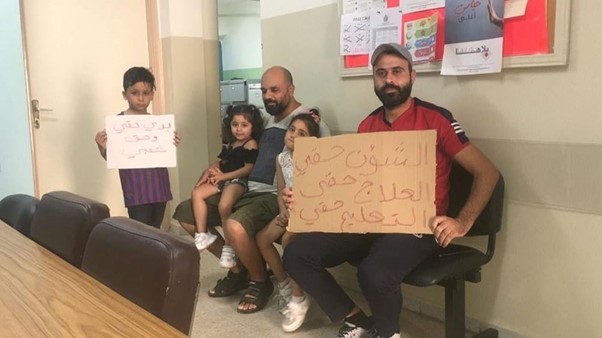 عائلتان تواصلان اعتصامهما في مكتب "أونروا" بعين الحلوة للمطالبة بـ "الشؤون"