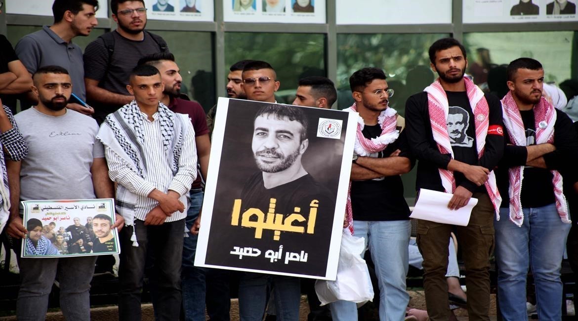 إعادة الأسير المريض ناصر أبو حميد إلى عيادة سجن الرملة