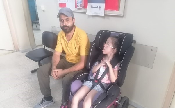بعد أن تجاهلته "أونروا".. فلسطيني يعتصم مع ابنته المريضة داخل مكتب الخدمات بعين الحلوة