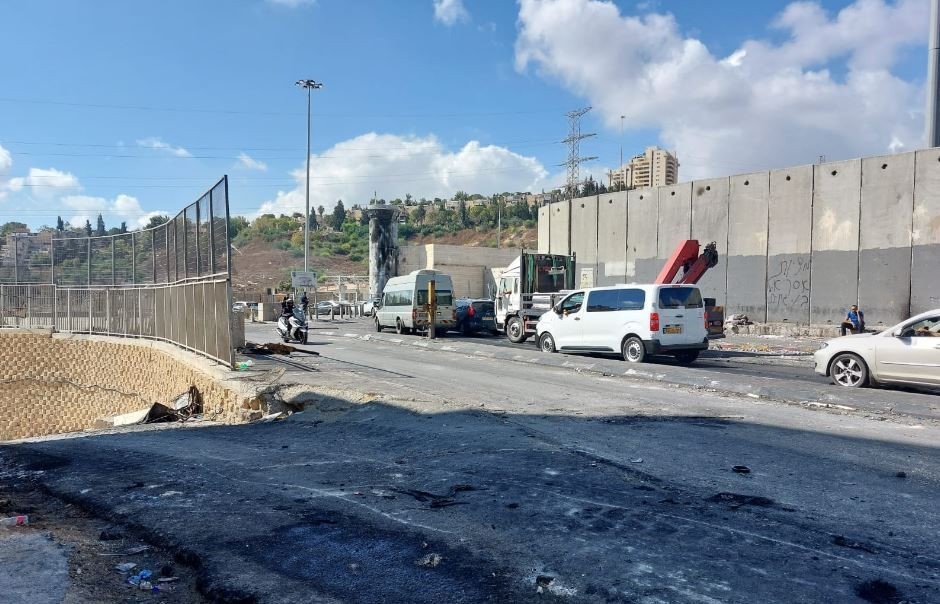الاحتلال يخفف الحصار عن مُخيّم شعفاط جزئياً ويأخذ قياسات منزل تمهيداً لهدمه