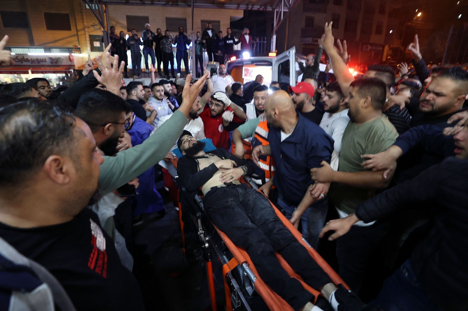 مسيرات غضب في مخيمات ومدن الضفة تضامناً مع نابلس