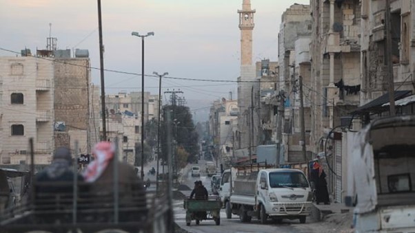 عائلات فلسطينية تنزح من أعزاز ومعارك الشمال السوري تفاقم الوضع المعيشي