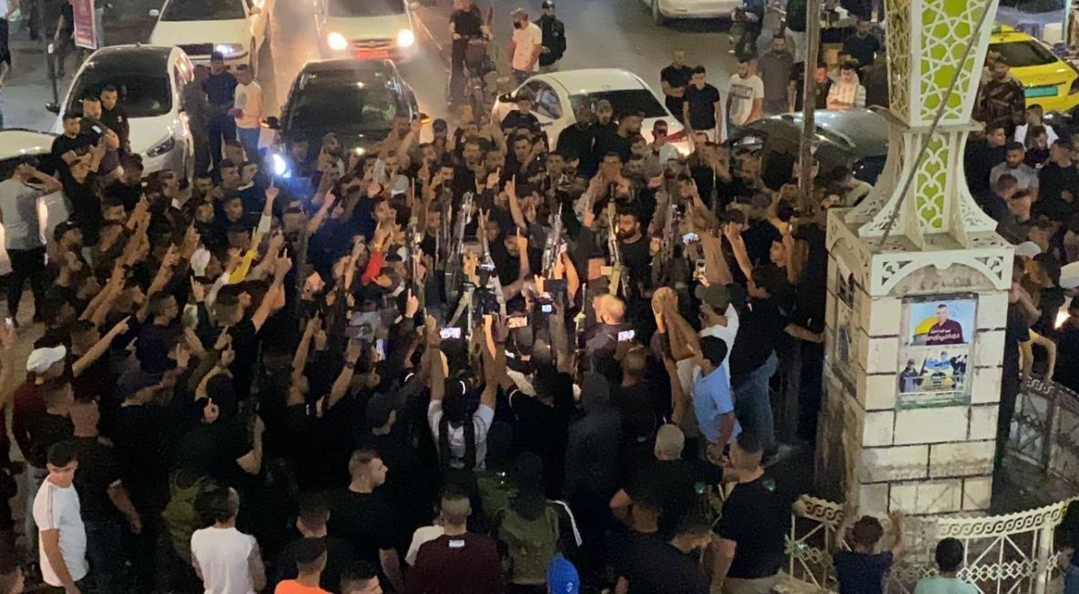 مسيرات بالمئات في مخيمات ومدن الضفة تقديراً للشهيد عدي التميمي