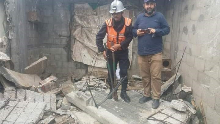 انهيار سقف منزل في مخيم الشاطئ بسبب كثافة الأمطار