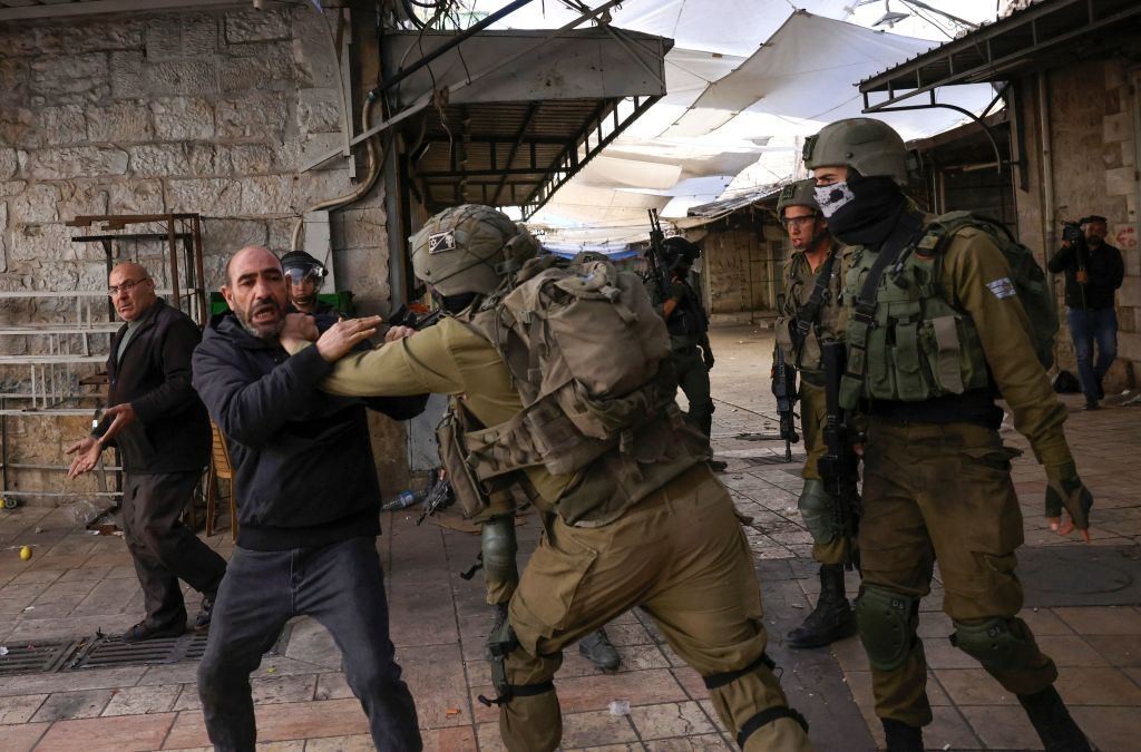 مئات المستوطنين يعتدون على الفلسطينيين ومحالهم في الخليل