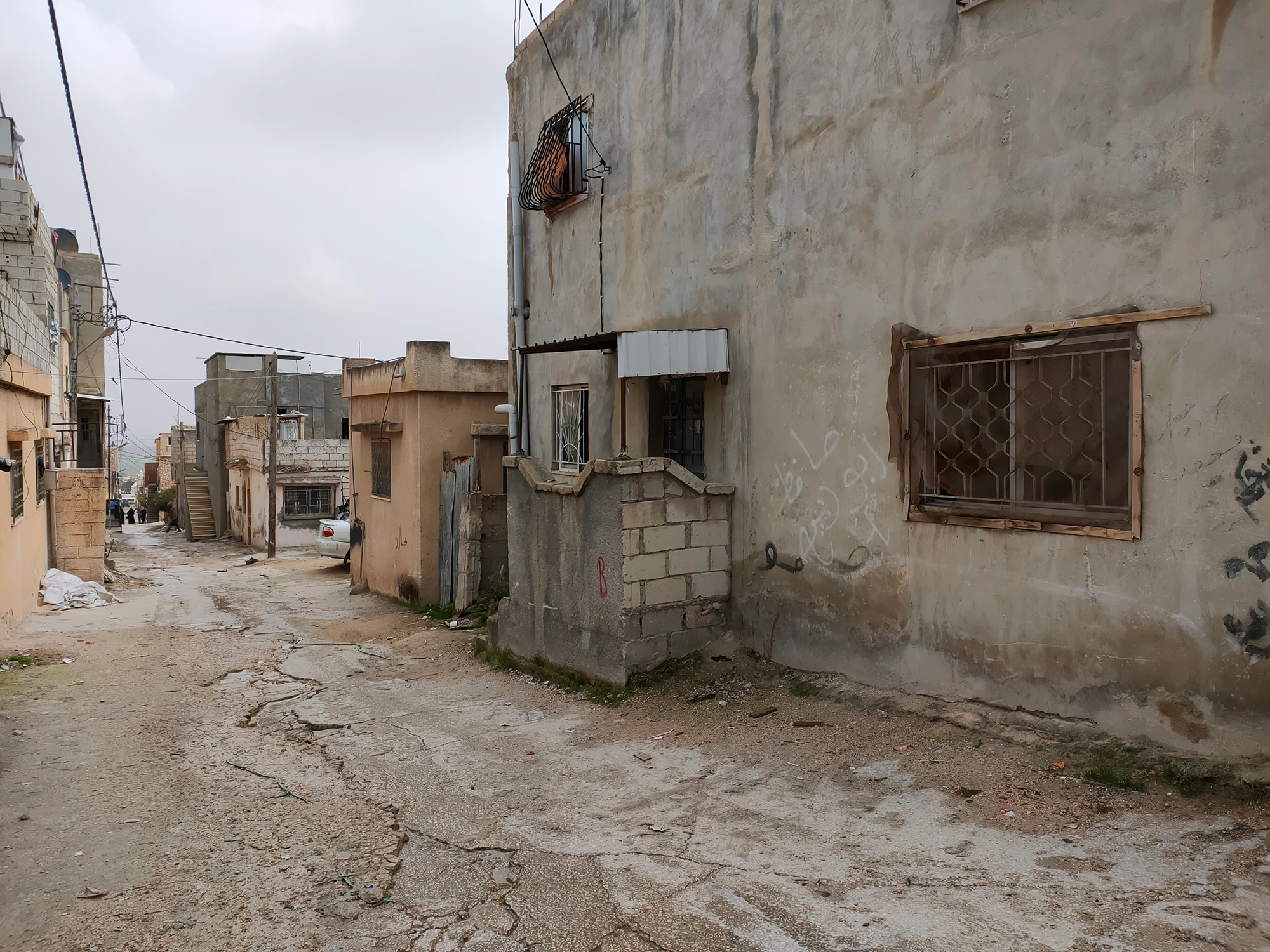 خدمات بيئية شبه معدومة في مخيم الحُصن بالأردن
