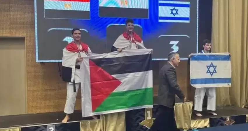 لاعبان مصريان يرفعان علم فلسطين بعد فوزهما على لاعب من كيان الاحتلال