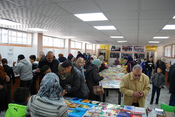 معرض كتاب الأول من نوعه في مدرسة لـ "أونروا" بمخيم حمص
