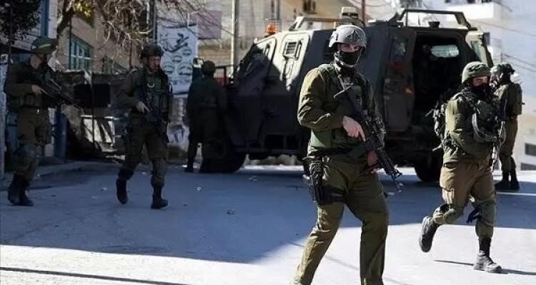 إصابات في مخيم العروب واعتقالات في أنحاء الضفة