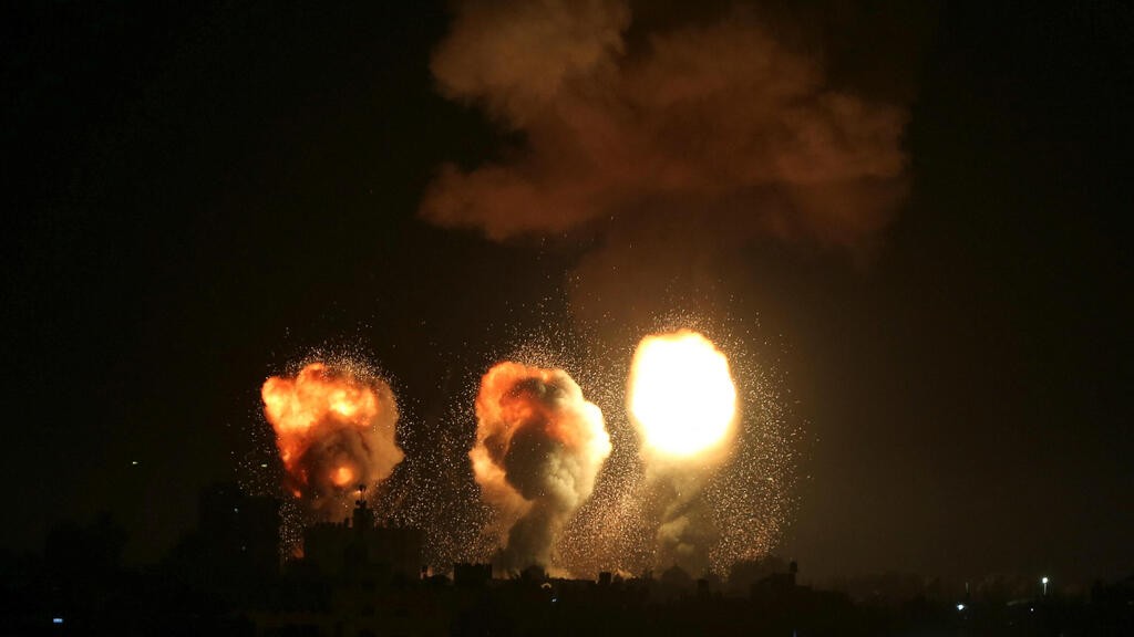 الاحتلال يشن غارات عنيفة على غزة بزعم الرد على إطلاق صواريخ