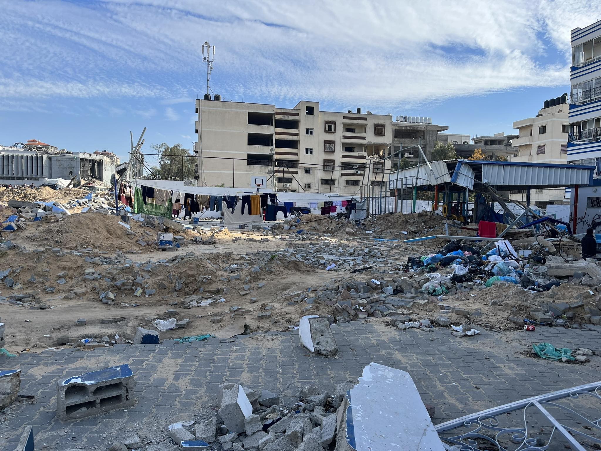 فلسطينيون صامدون في مدينة غزة رغم فقدان كل مقومات الحياة
