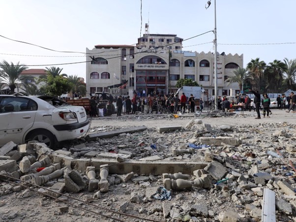 جيش الاحتلال يهجر آلاف النازحين في مستشفى الأمل بخان يونس جنوبي قطاع غزة