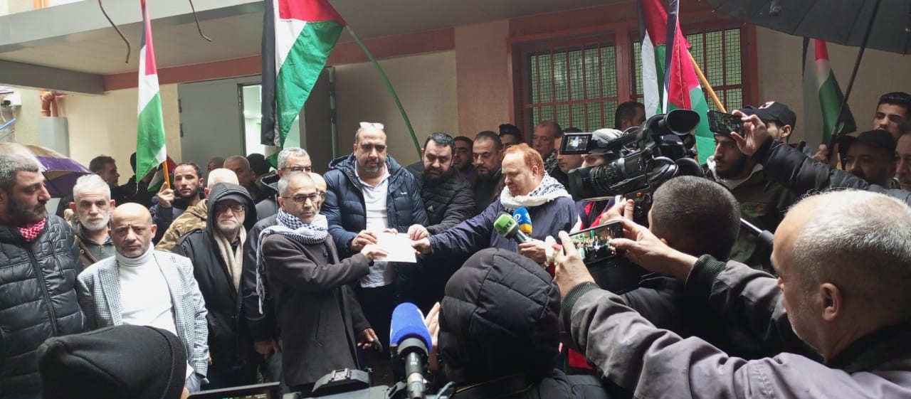 وقفة في مخيم برج البراجنة احتجاجاً على تعليق دول مانحة تمويل وكالة "أونروا"