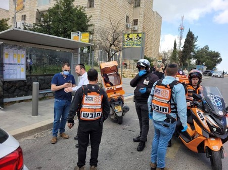 الاحتلال يعتقل طفلاً فلسطينياً ويغلق حاجز قلنديا بتهمة تنفيذه عملية طعن
