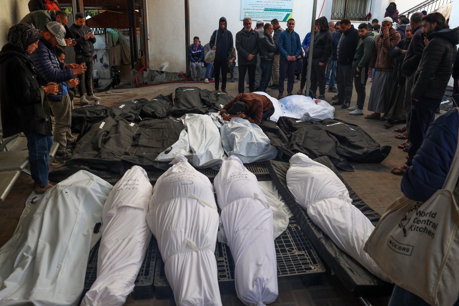 عشرات الضحايا في مجزرة المساعدات في قطاع غزة