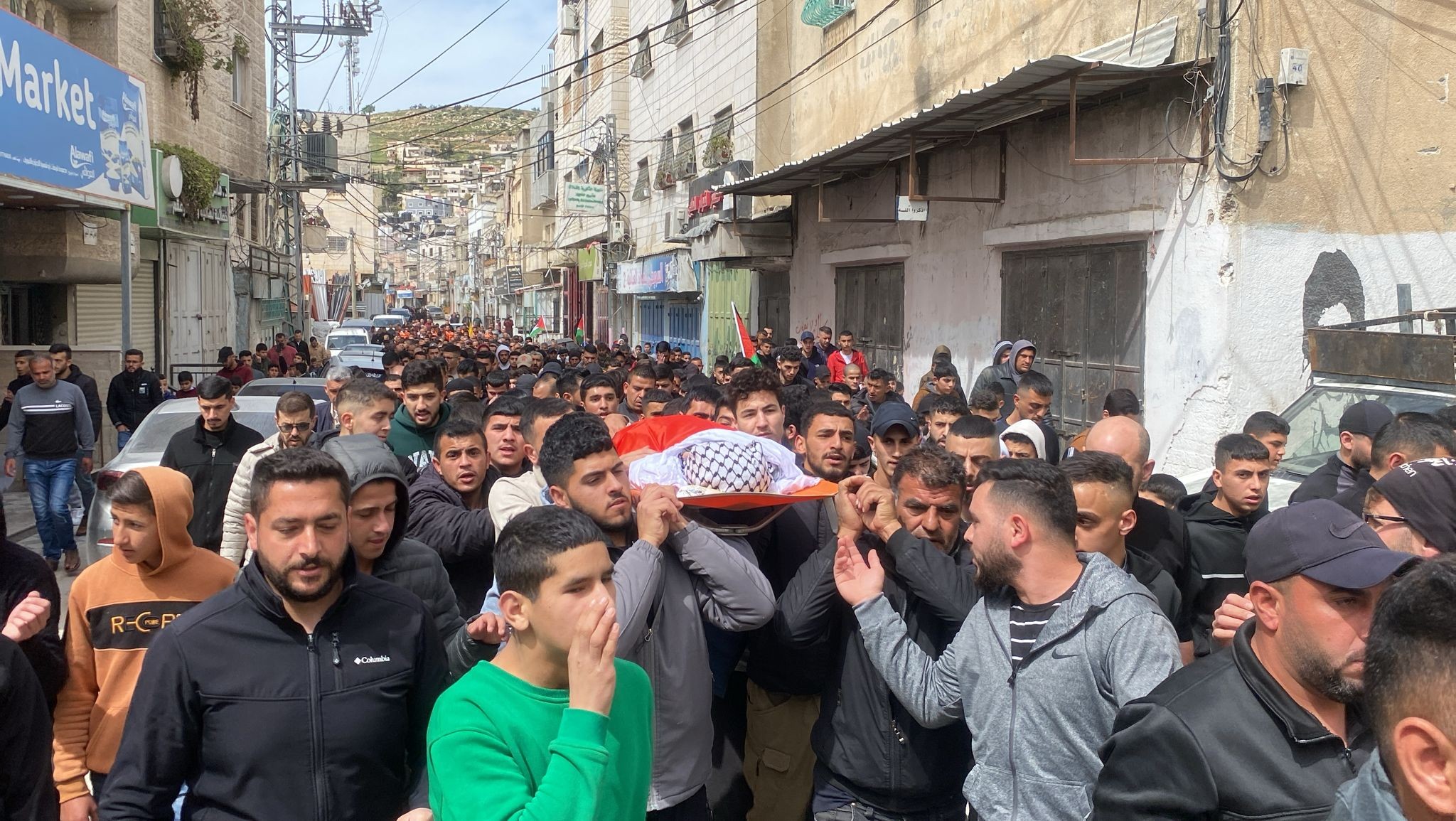 فلسطينيون يشيعون الشهيد محمود العناتي في مخيم الفوار جنوبي الخليل