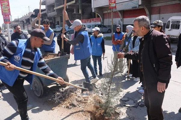 "أونروا" تشجّر شوارع مخيم سبينة ومطالبات لها بحل أزمة المياه