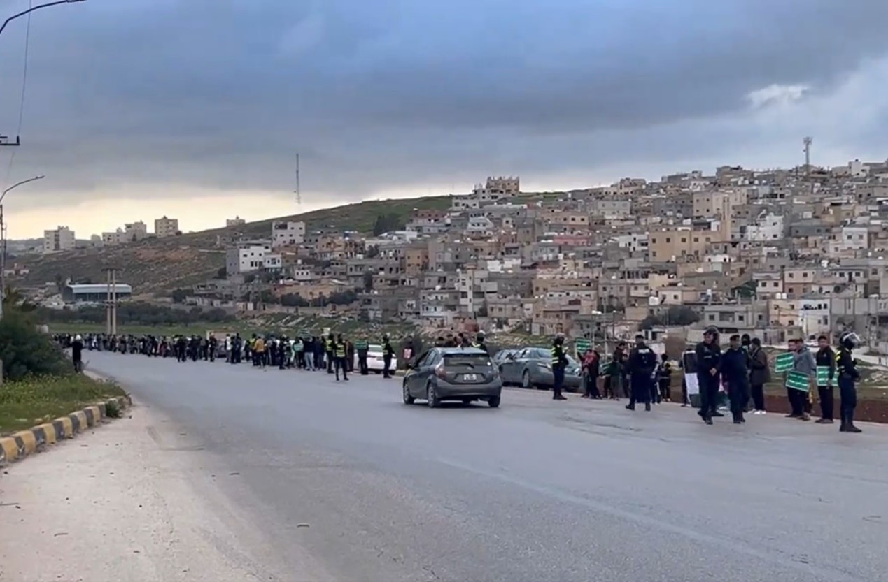 احتجاج في الأردن رفضاً للجسر البري لـ "إسرائيل" ودعوات لتحرك واسع السبت