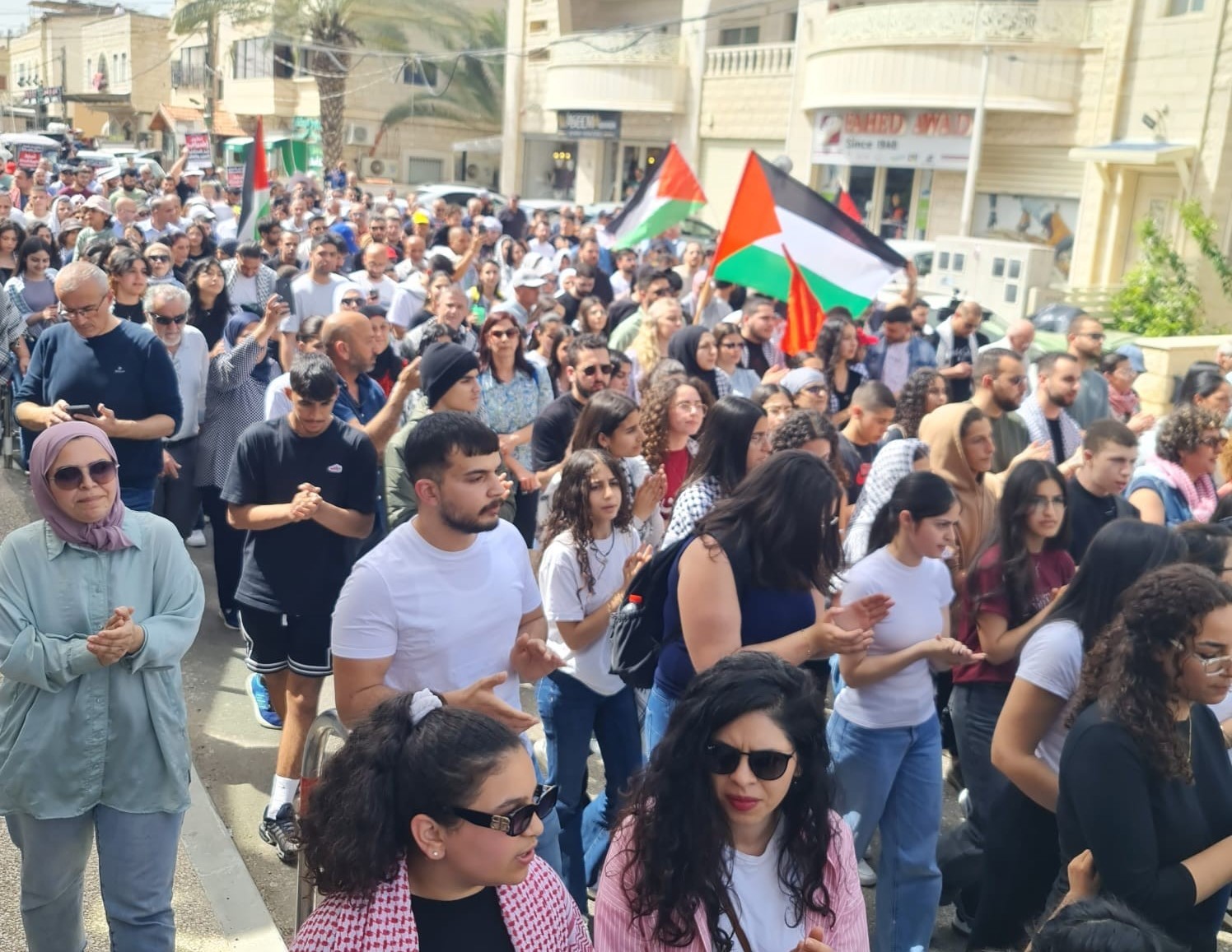 تحت شعار "أوقفوا الحرب على غزة" الآلاف يشاركون في مسيرة يوم الأرض بدير حنا