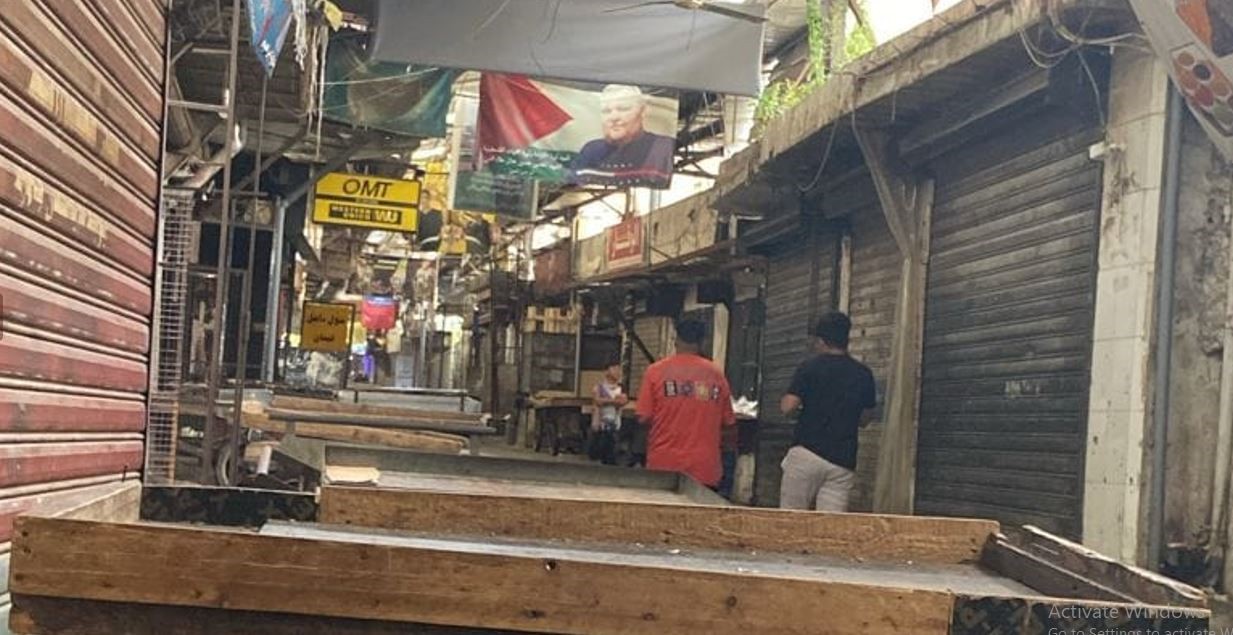 إضراب في سوق مخيم عين الحلوة حتى تسليم قتلة الشاب عبد الباسط سرحان