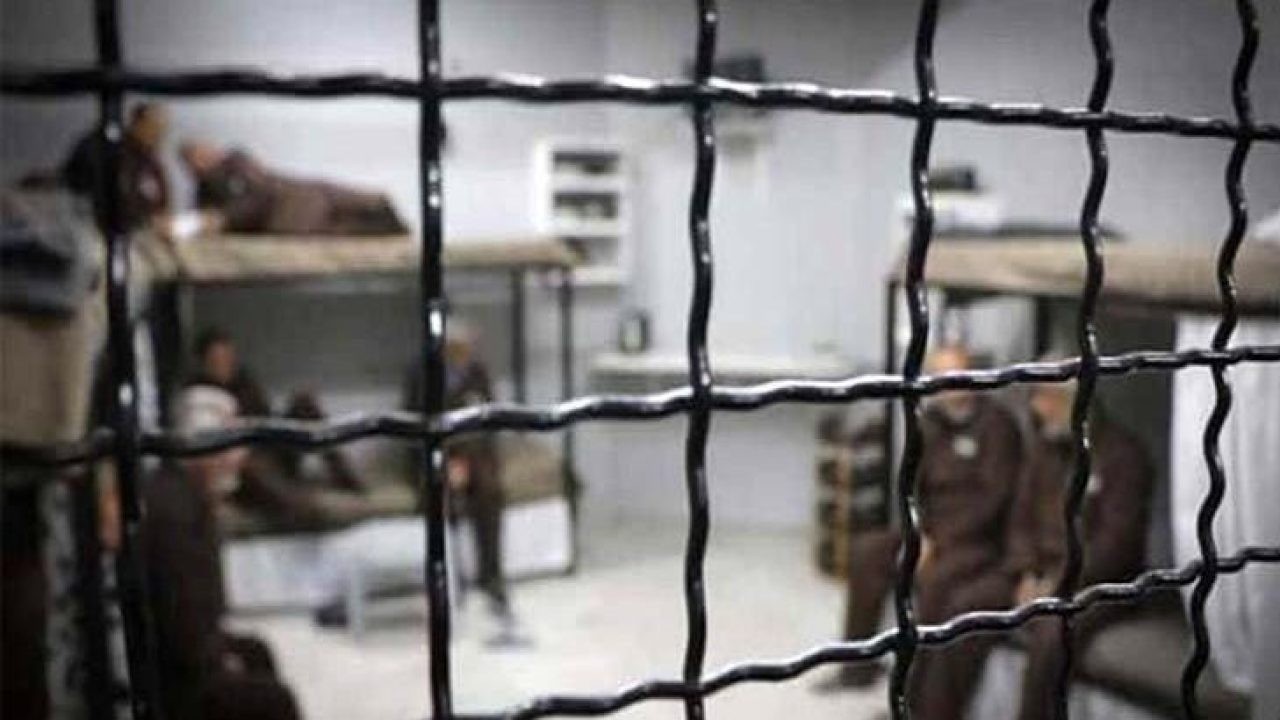 إدارة السجون تقمع الأسرى في  سجن "عتصيون" بعد رفضهم تناول طعام متسخ