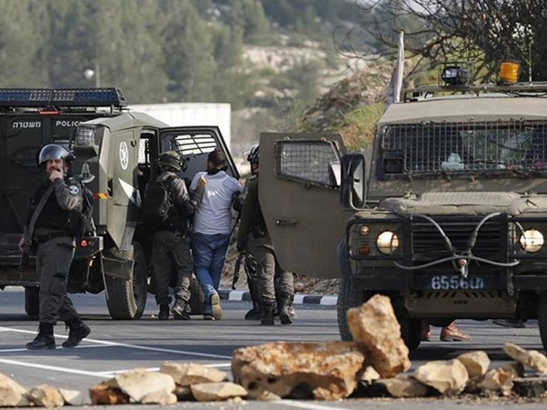 الاحتلال يعتقل 30 فلسطينياً من أنحاء متفرقة من الضفة الغربية