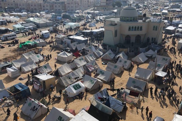 "أونروا": المواصي مكتظّة بـ 400 ألف نازح ولا تستوعب القادمين من رفح