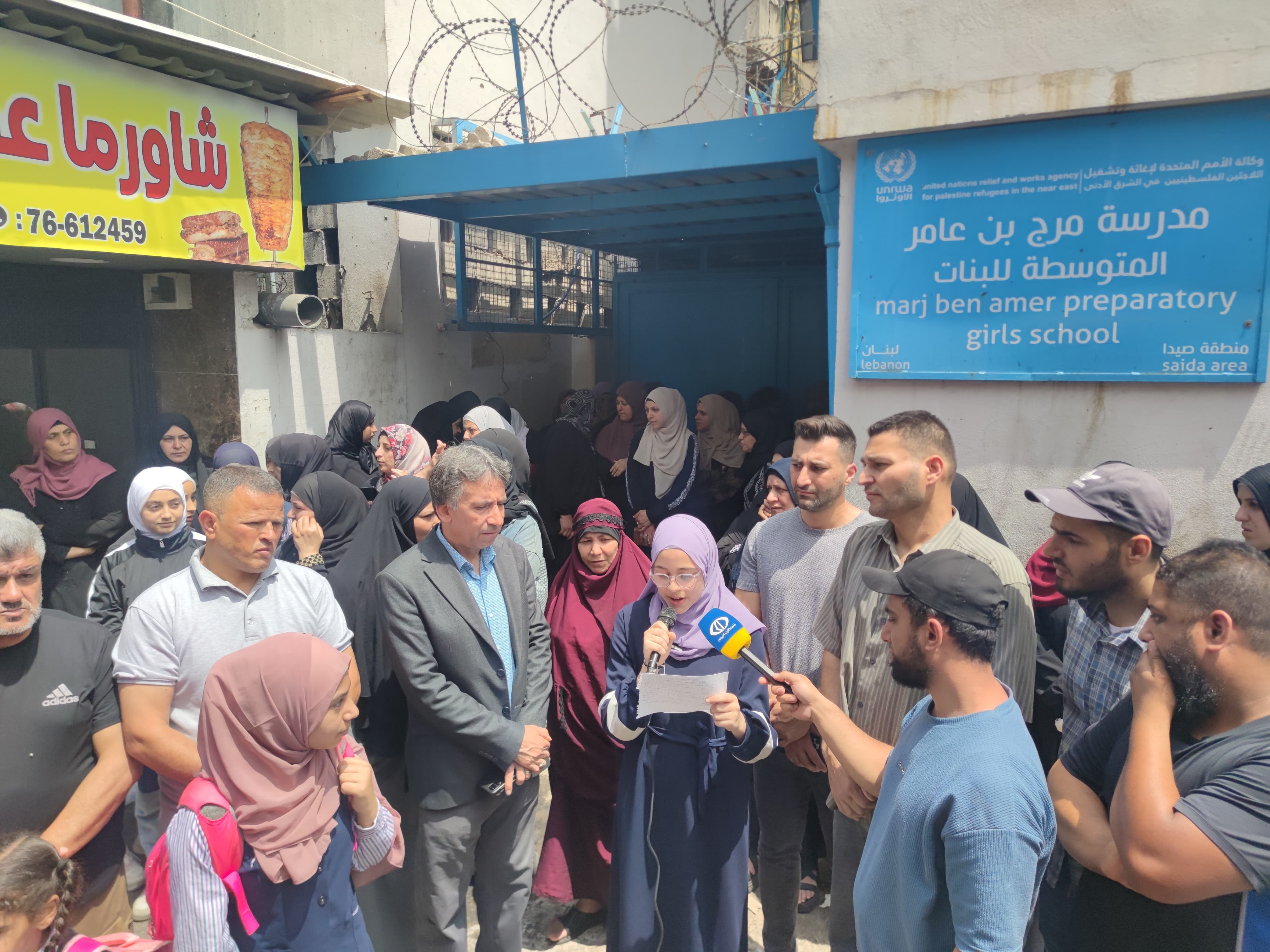 اعتصام في "عين الحلوة" لمطالبة "أونروا" بترميم مدرسة تضررت بمعارك العام الفائت