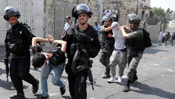 اعتقال  17 فلسطينياً في الضفة الغربية وإصابة شاب في مخيم قدورة