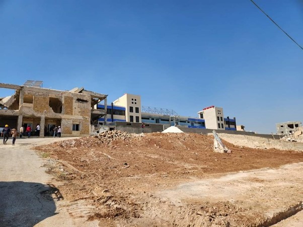 أهالي مخيم حندرات يعرضون مطالبهم على "أونروا" خلال زيارة وفد للوكالة