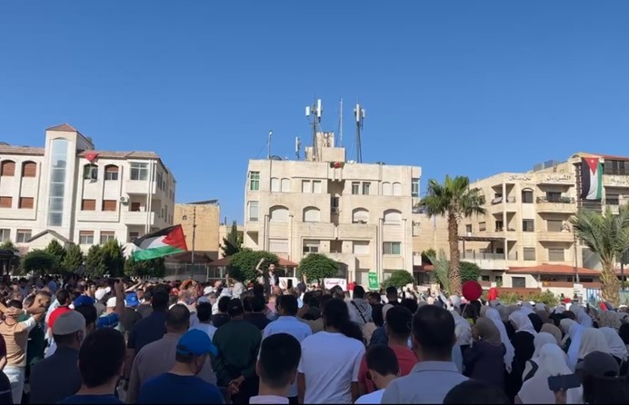أردنيون يستقبلون العيد بوقفة أمام السفارة "الإسرائيلية" تنديداً بمجازر الإبادة في غزة