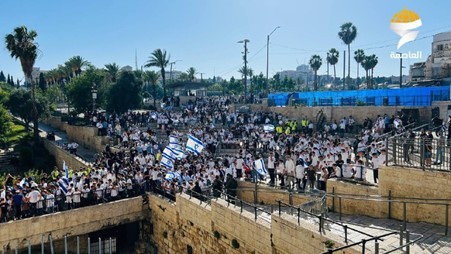 آلاف المستوطنين يقتحمون القدس في "مسيرة الأعلام" ويرددون شتائم استفزازية