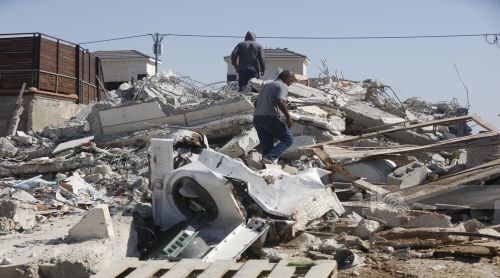 الاحتلال يهدم عدة منازل ويعتقل 20 فلسطينياً في الضفة الغربية