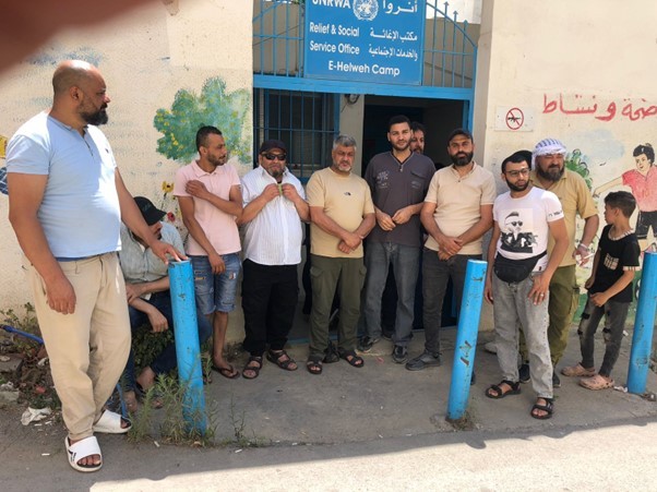 وقفة في مخيم عين الحلوة احتجاجاً على تأخير "أونروا" مساعداتها وتقليصها